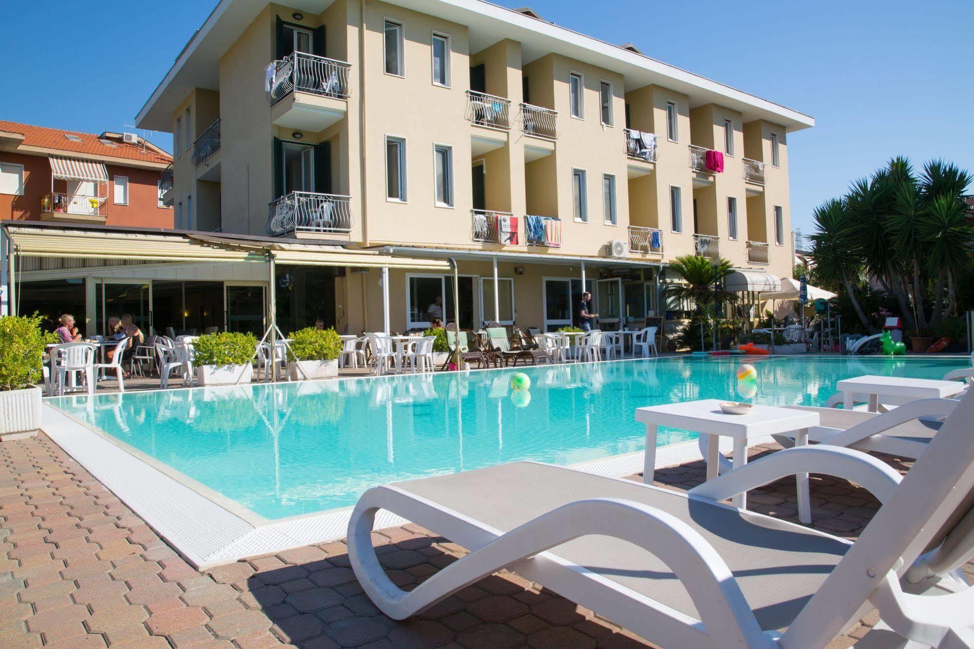 Hotel Delle Mimose Диано-Марина Экстерьер фото